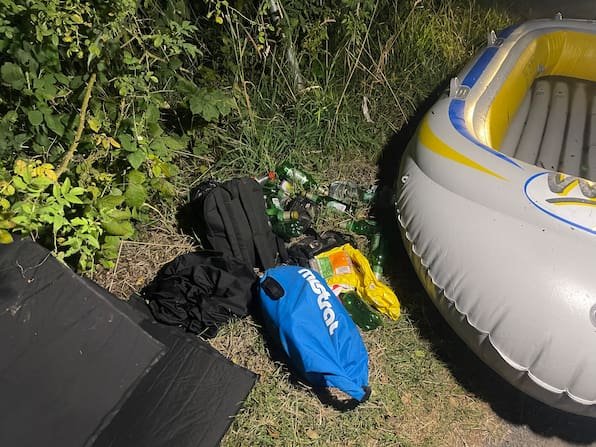 Rettungseinsatz in Hannover-Wülfel: Mann treibt reglos im Gummiboot auf der Leine