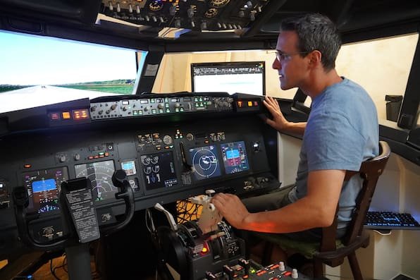 Der Kellerflieger: Michael Schulz baut das Cockpit einer Boeing nach