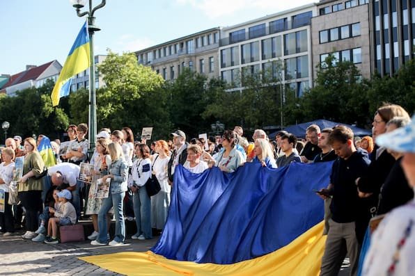 350 Menschen setzen Zeichen: Hannover solidarisiert Ukraine