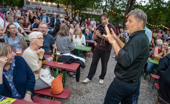 Ex-Vizekanzler Robert Habeck in Hannover bei den Grünen: Fast 1000 Menschen kommen in die Nordkurve, um ihn im Gespräch mit Belit Onay und Sinja Münzberg zu erleben
