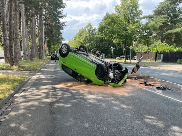 Hannover-Kirchrode: Autofahrer kollidiert mit Verkehrsinsel und überschlägt sich