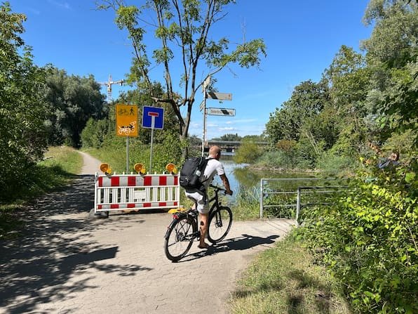 Sperrunge am Südschnellweg auf den Weg zu den Ricklinger Kiesteichen für Radfahrende und Fußgänger