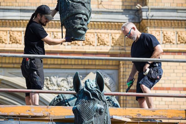 König hat den Kopf zurück: Ernst-August-Denkmal in Hannover restauriert