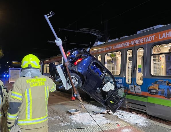 Unfall in Laatzen: Auto klemmt hochkant zwischen Stadtbahn und Ampelmast