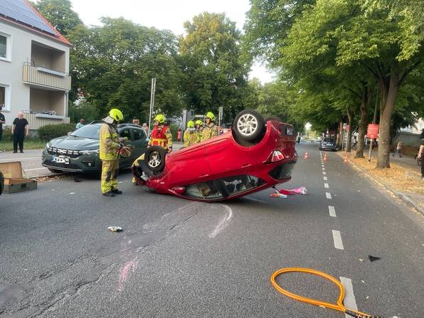 Auto überschlägt sich in Hannover-Mittelfeld – Wrack liegt auf dem Dach