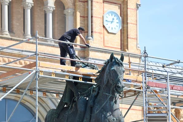 Ernst-August-Denkmal vor dem Hauptbahnhof Hannover fehlt der Kopf: Der Grund für die Arbeiten