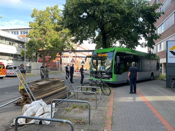 Wieder die Höhenkontrolle: Üstra-Bus rammt Stahlträger an der Plathnerstraße