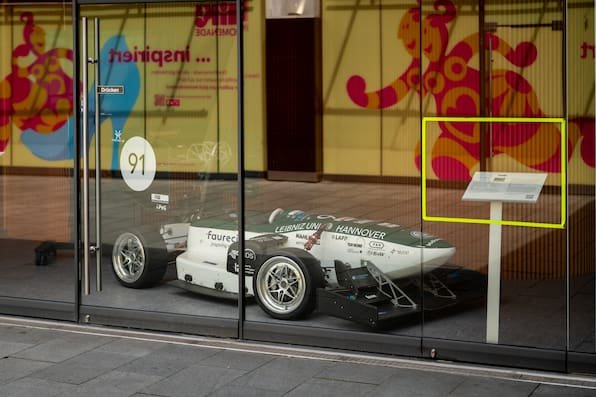 Hingucker: Dieser Rennwagen steht jetzt in Hannover in der Niki-Promenade