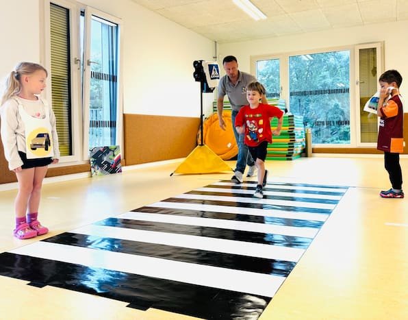 Ein blauer Vogel hilft: Das Adacus-Programm bereitet Kinder auf mögliche Gefahren im Straßenverkehr vor