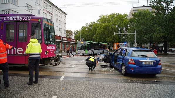 Haltestelle Vier Grenzen: Auto fährt gegen Stadtbahn