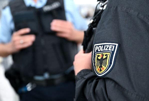 Bewaffnet im ICE nach Hannover: Polizei angegriffen und beleidigt